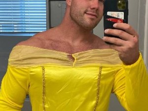 Homem viraliza na internet após se fantasiar de Bela, igual a filha