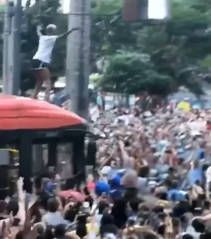 Brasileiro que viralizou ao dançar em cima de ônibus no carnaval cai e morre após briga na Rússia