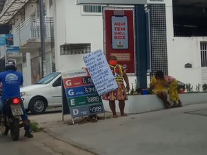 Indígenas venezuelanos que fugiram da crise pedem ajuda em semáforo de Arapiraca