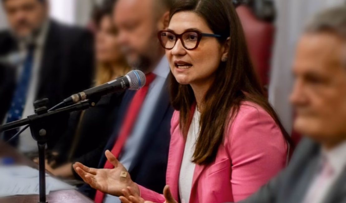 Filha de ministro do STF é xingada e leva cusparada em universidade