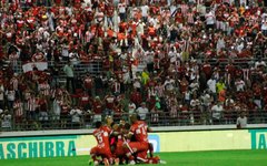 Jogadores do CRB comemoram gol