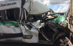 Veículo de transporte complementar colidiu na traseira de caminhão baú