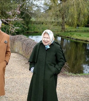 Rainha Elizabeth e príncipe Charles caminham para celebrar Páscoa