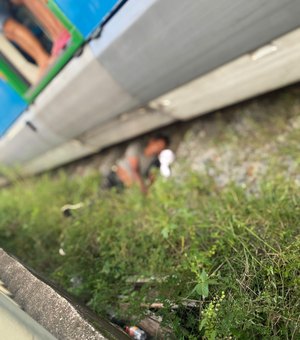 Homem dorme nos trilhos do VLT e é salvo por pouco em Maceió