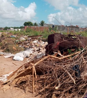 [Vídeo] Fiscais percorrem bairros de Arapiraca para orientar e notificar descarte irregular de lixo