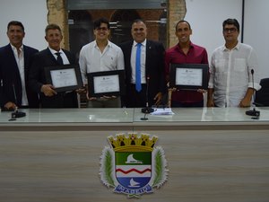Poeta e atletas são homenageados pela Câmara Municipal