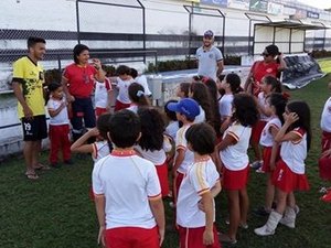 Pequenos alvinegros vão ao Fumeirão e fazem a festa com o meia Dudé