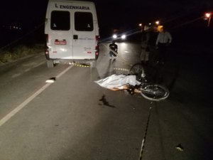 Criança morre após colisão com van de transporte complementar
