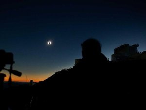 Nada de óculos escuros! Saiba como observar eclipse solar de hoje