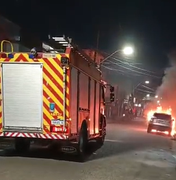 Land Rover pega fogo e mobiliza bombeiros no bairro Brasília, em Arapiraca