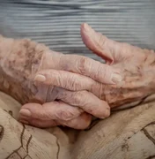 Idosa de 84 anos é estuprada e roubada após ter casa invadida, em Maceió