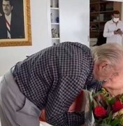 Aos 91 anos, Sarney homenageia mulher que completa 90