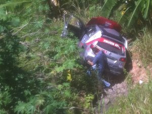 Viatura policial cai em ribanceira após colidir contra dois veículos na Serraria
