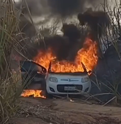 [Vídeo] Carro pega fogo nas proximidades da Usina Santa Clotilde, em Rio Largo