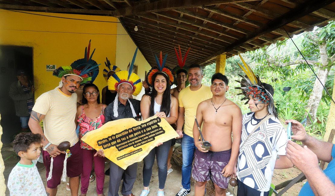 Gabi Gonçalves visita tribo e homenageia 1º indígena Patrimônio Vivo de AL