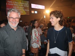 Patricia Pillar faz rara aparição com o namorado em show