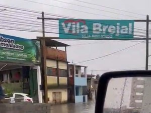 [Vídeo] Alagamentos provocam caos no trânsito de Maceió