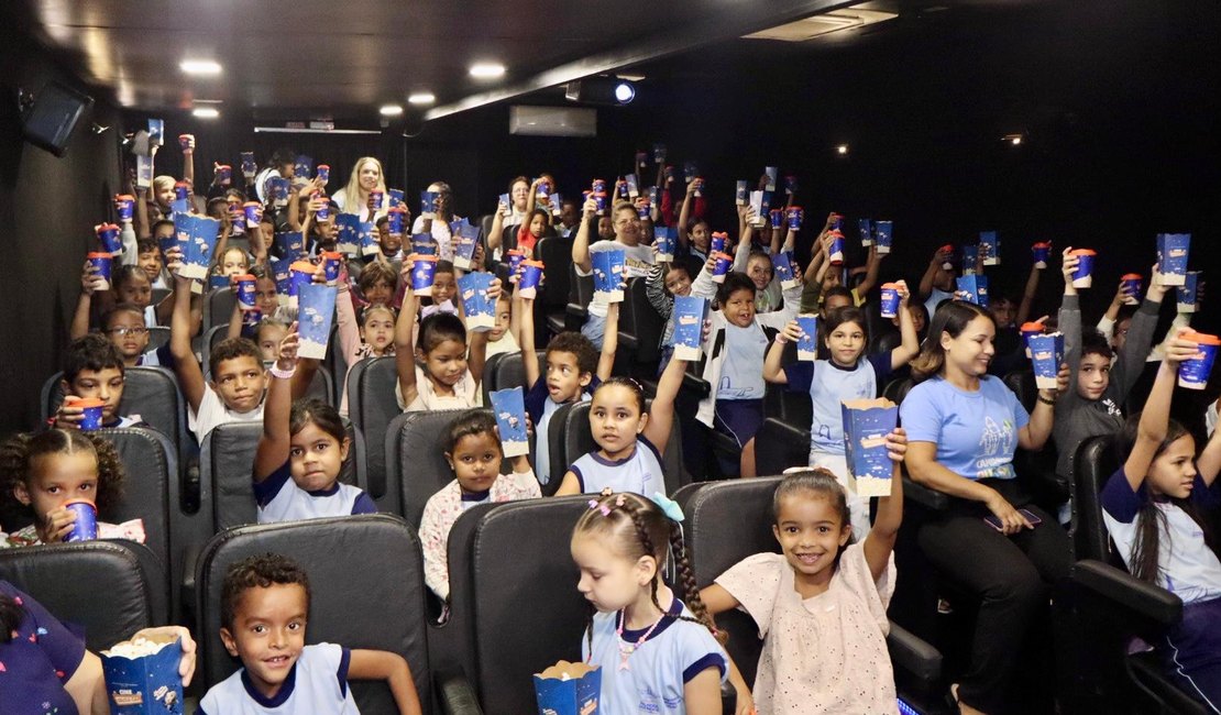 Estudantes da rede municipal curtem cinema gratuito em Palmeira dos Índios