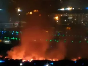 Piloto faz pouso de emergência após motor de avião explodir durante decolagem