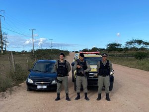 Carro roubado é encontrado pela Polícia Militar em estrada de barro e entregue ao proprietário