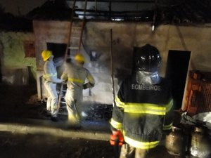 Homem ateia fogo na residência de desafeto após briga em Arapiraca