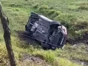 Ultrapassagem indevida causa capotamento com quatro feridos na BR-104
