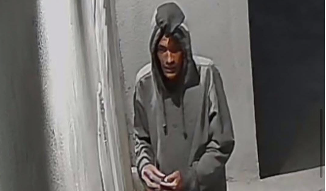 Câmeras flagram homem tentando arrombar casa no Baixão durante a madrugada