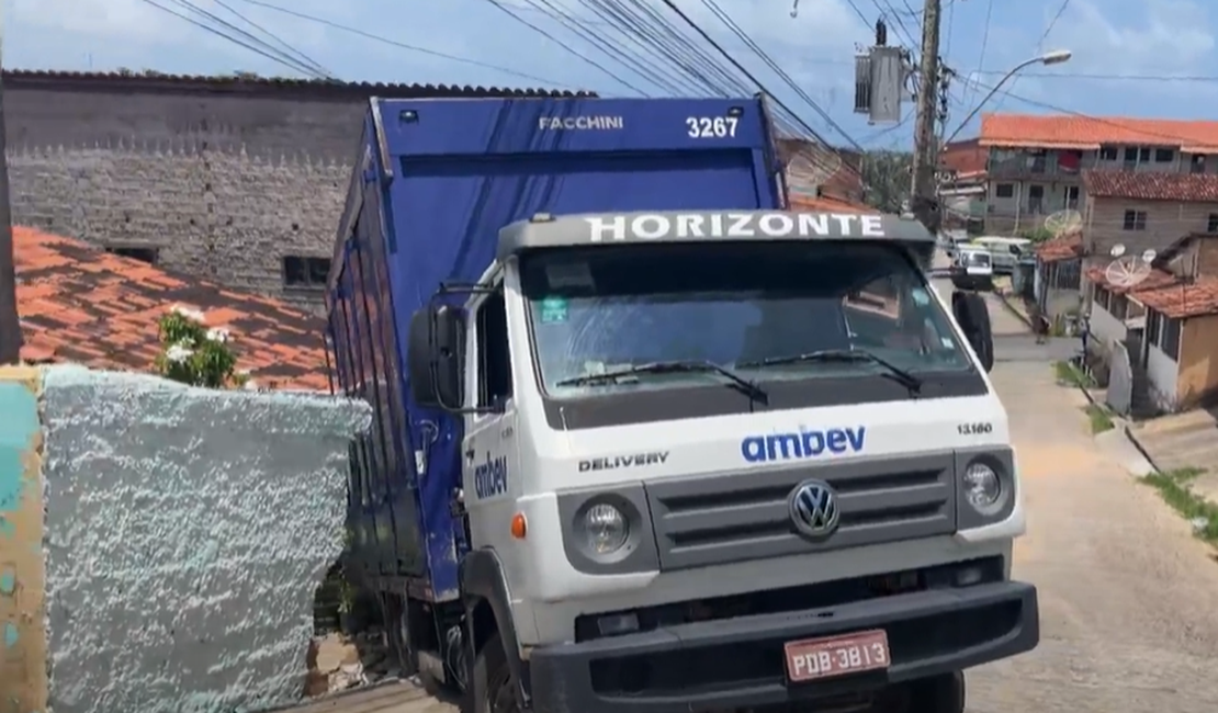 Motorista perde controle e caminhão invade residência em Ipioca