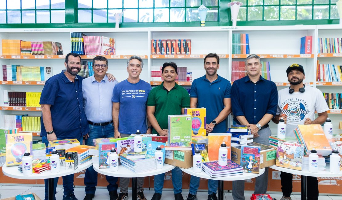 Secretário de Prevenção à Violência entrega kits do Foca o Enem para socioeducandos