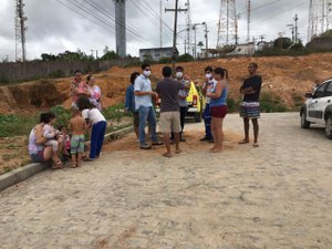 Moradores tentam religar água no bairro Arnon de Mello e Casal chega com a polícia para impedir