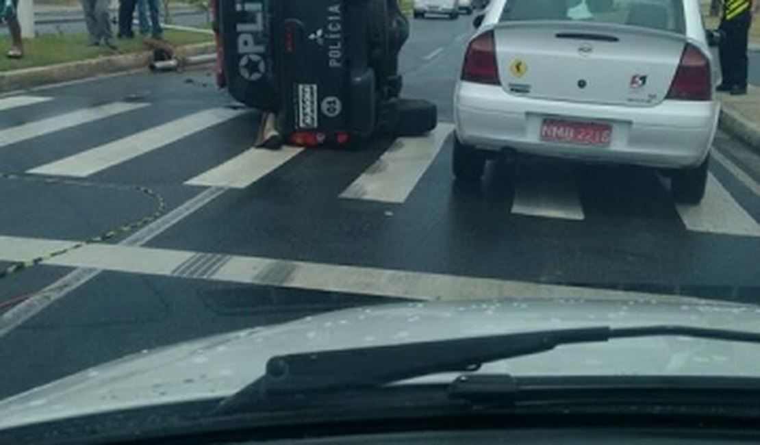 Viatura da OPlit capota em avenida de Maceió