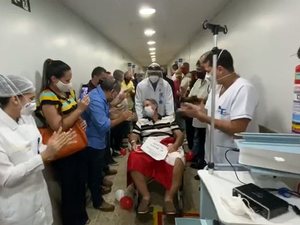 Paciente comemora com família e equipe do Hospital Maceió cura da Covid-19