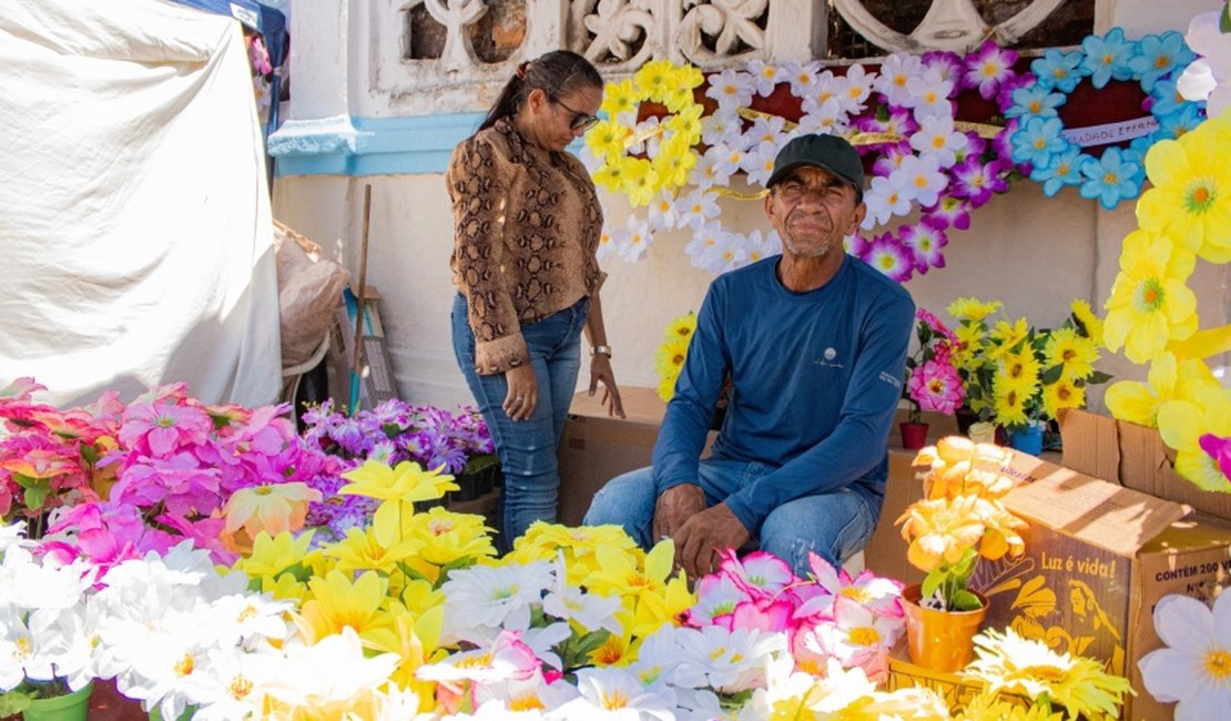 Prefeitura inscreve ambulantes para a venda de flores nos cemitérios de Maceió