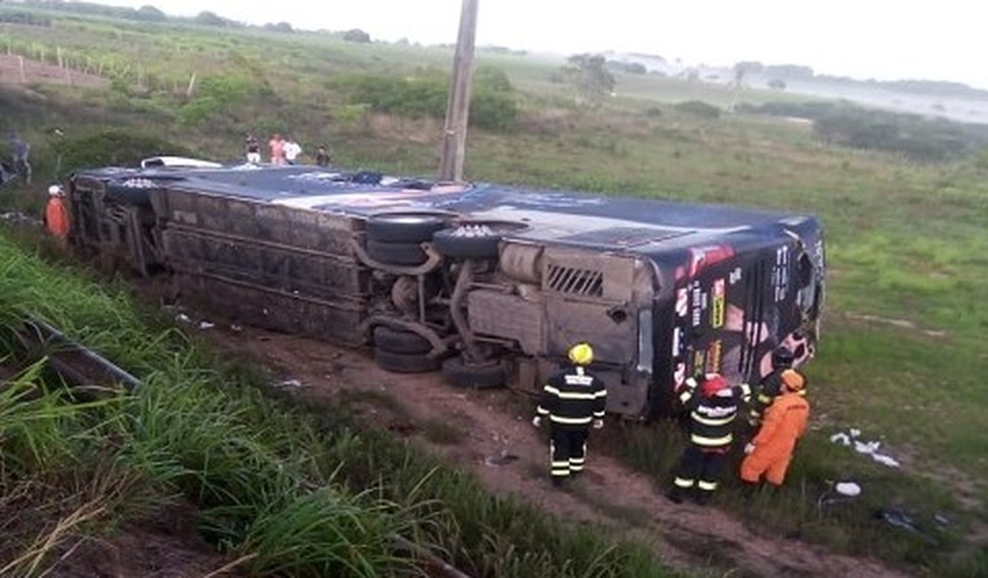 Delegado indicia motorista de ônibus que conduzia banda de Devinho Novaes por acidente que matou saxofonista