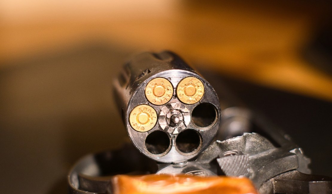 Homem é detido por porte ilegal de arma no bairro Canafístula, em Arapiraca