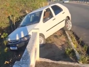 Carro fica pendurado às margens de viaduto na AL-220, em Arapiraca