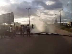 [Vídeo] Moradores do Conjunto Nossa Senhora Aparecida bloqueiam trecho da AL115 devido falta de água