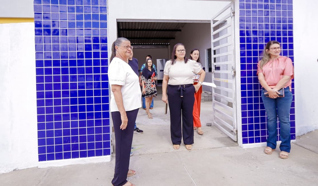 Prefeita Tia Júlia realiza visita técnica à reforma de ampliação da Escola Deputado José Sampaio