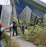 Prefeitura remove placa de publicidade que estava prestes a cair em rua na Cambona
