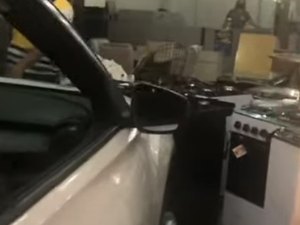 [Vídeo] Carro invade e atropela duas pessoas dentro de loja em Palmeira dos Índios