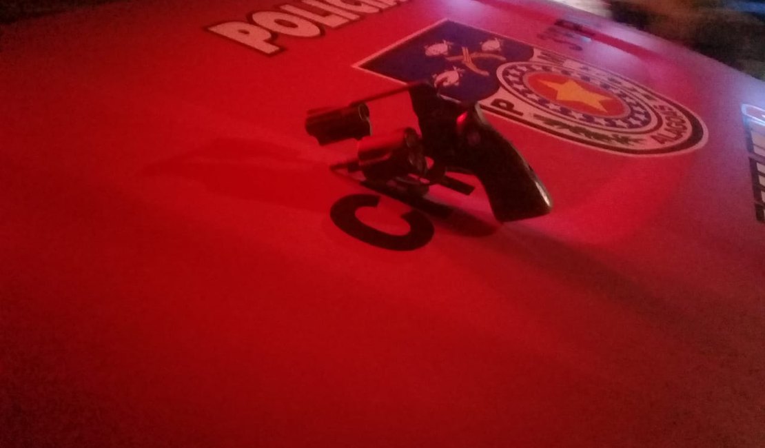 Homem é preso ao ser flagrado com arma de fogo no Centro de Arapiraca