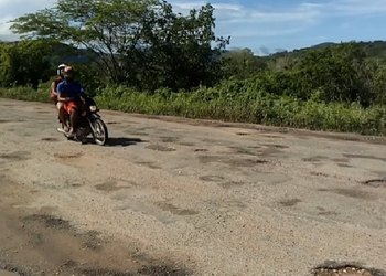 Buracos em rodovias recém pavimentadas causam acidentes com vítimas no Sertão