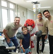 Jogadores do CRB visitam pacientes da oncologia pediátrica da Santa Casa de Maceió