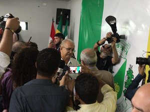 [Vídeo] Prefeito joga responsabilidade do “escândalo das carteiras” para ex-secretária