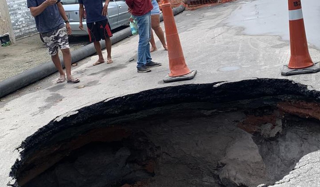 [Vídeo] Problema em tubulação de esgoto abre cratera em rua da Ponta Grossa