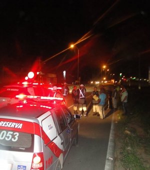 Vítimas resolvem perseguir assaltantes e bandidos atiram contra veículo