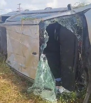 Carro capota na AL-101 Sul, em Marechal Deodoro; criança está entre as vítimas