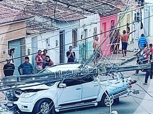 Acidente envolvendo carro deixa bairro de Arapiraca sem energia
