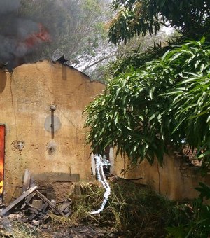 Incêndio atinge casas com material inflamável em Arapiraca
