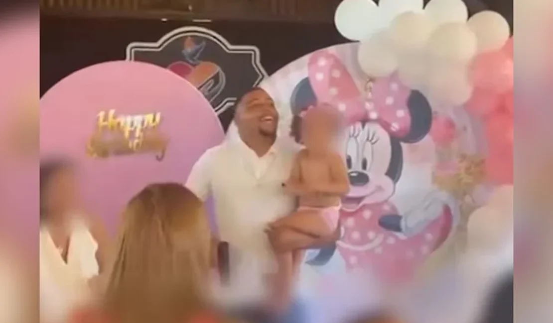 [Vídeo] “Com quem será?”: pai saca arma em festa da filha e divide a web